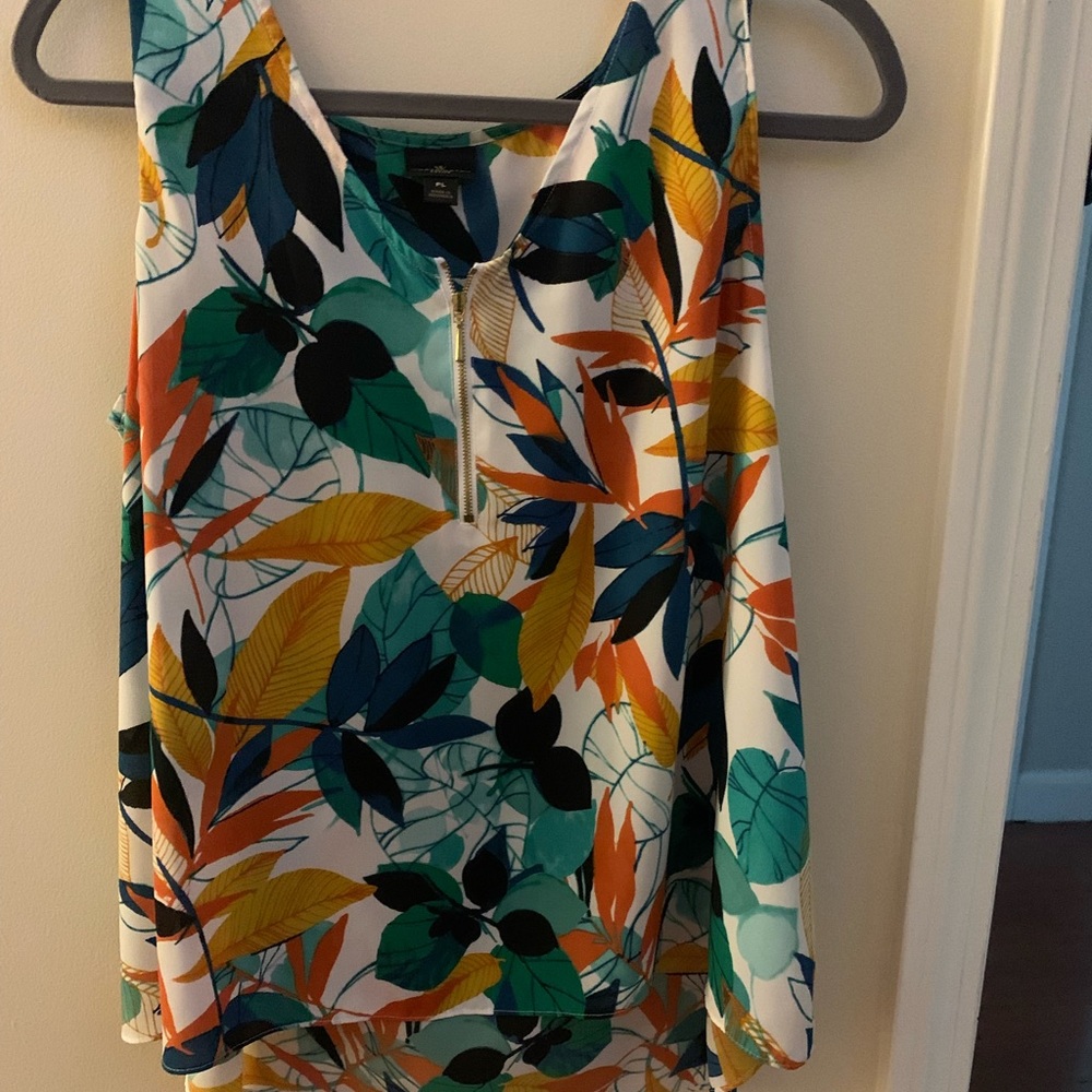 Petite Large sleeveless floral top.